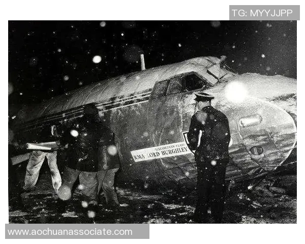 足球场上悲剧的背后：那些因撞击致命的球星与不可忽视的安全隐患